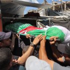 Hombres portan el cuerpo de Ezzedine Al-Haddad, el líder de las Brigadas Qassam, brazo armado del movimiento palestino Hamás