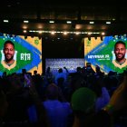Una imagen del futbolista brasileño Neymar Jr. se proyecta en dos pantallas gigantes durante un evento para anunciar la plantilla de Brasil para el Mundial de 2026.