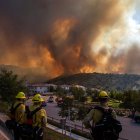 Un grupo de bomberos se prepara para combatir las llamas en California