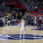 10 de febrero de 2025, Washington, Distrito de Columbia, EE. UU.: VICTOR WEMBANYAMA, con el dorsal n.º 1 de los San Antonio Spurs, observa el partido contra los Washington Wizards en el Capital One Arena. (Crédito de la imagen: © Sabina Shysh/ZUMA Press Wire)