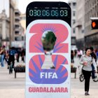 En la imagen se ve un reloj que marca los días que faltan para la Copa Mundial de la FIFA 2026, mientras personas y turistas caminan por Guadalajara