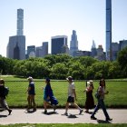 Personas pasean por Central Park en el distrito de Manhattan de la ciudad de Nueva York