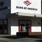Personas utilizan los cajeros automáticos de una sucursal de Bank of America