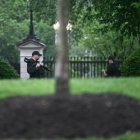 Un agente armado del Servicio Secreto reacciona en la Casa Blanca en Washington, DC, después de que aparentemente se escucharan disparos
