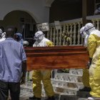 El ataúd de un fallecido por ébola es subido a una camioneta en RD Congo (Archivo)