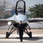 Un piloto estadounidense camina delante de un avión de combate (Archivo)