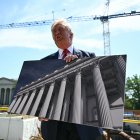 El presidente Trump en el sitio donde se construye el salón de baile de la Casa Blanca.
