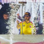 Abelardo de la Espriella, candidato presidencial colombiano por el partido Defensores de la Patria, gesticula tras un cristal antibalas durante su último mitin de campaña en Barranquilla