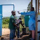Un trabajador sanitario toma la temperatura a un visitante en el hospital de Rwampara, en Ituri, al este de la República Democrática del Congo