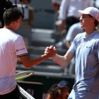 Jannik Sinner felicita a Juan Manuel Cerúndolo por su triunfo