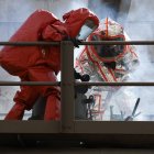 Los bomberos usan trajes de protección contra materiales peligrosos (Archivo)
