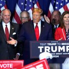 Pamela Evette (derecha) junto a Donald Trump en Carolina del Sur/ Timothy A. Clary