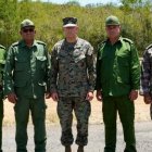 Esta foto publicada en la cuenta X del Comando Sur de los Estados Unidos, el 29 de mayo de 2026, muestra al Comandante del SOUTHCOM, General Francis L. Donovan (C), al Jefe del Estado Mayor y Primer Viceministro de las Fuerzas Armadas Revolucionarias de Cuba (MINFAR), General Roberto Legra Sotolongo (2.º/I) y otros oficiales militares cubanos, durante su reunión de hoy en el perímetro de la Estación Naval de los Estados Unidos en la Bahía de Guantánamo, Cuba.
