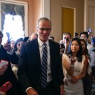 El líder de la mayoría del Senado d, John Thune, republicano por Dakota del Sur, es rodeado por periodistas mientras se dirige a una reunión con los republicanos del Senado en el Capitolio de EEUU, en Washington D. C., el 4 de junio de 2026. La agenda del presidente Donald Trump se enfrenta este jueves a una serie de pruebas en el Senado de EE. UU., ya que los legisladores han iniciado un maratoniano proceso de enmiendas a un proyecto de ley de 70 000 millones de dólares para reforzar la aplicación de la ley de inmigración, tras semanas de inquietud entre los republicanos por algunas de sus medidas políticas más polémicas.