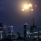 En la imagen se ven las explosiones provocadas por la interceptación de proyectiles por parte del sistema de defensa antimisiles Cúpula de Hierro de Israel sobre Tel Aviv el 28 de febrero de 2026. Estados Unidos e Israel lanzaron ataques contra Irán el 28 de febrero; la cadena pública israelí informó de que el líder supremo iraní había sido uno de los objetivos, mientras que la República Islámica respondía con descargas de misiles contra los Estados del Golfo e Israel.
