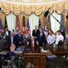 El presidente Trump conversando con los periodistas este 11 de junio en la Oficina Oval.