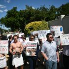Una multitud se congregó para protestar frente al edificio del Comité de Campaña Senatorial Demócrata, mientras Platner se reunía con senadores demócratas, a inicios de junio.