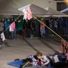 Migrantes centroamericanos hacen cola para recibir comida y descansan sobre colchones en el interior de una bodega que se utiliza como albergue en Piedras Negras, Coahuila (México), el 5 de febrero de 2019. Alrededor de 1.700 migrantes que viajaban en caravana llegaron a la frontera entre Estados Unidos y México el martes, justo cuando el presidente Donald Trump se disponía a pronunciar su discurso sobre el Estado de la Unión.