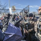 Manifestantes protestan contra las operaciones del ICE, en Minneapolis, Minnesota