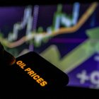 "Precios del petróleo" sobre gráficos del mercado financiero (Archivo)
