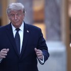 255
El presidente estadounidense Donald Trump hace un gesto cuando llega al Palacio de Versalles