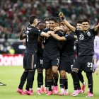 Luis Romo celebra su gol con el resto de la selección mexicana.