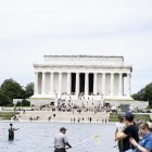 Trabajadores remueven las algas de la piscina reflectante del Memorial a Lincoln, este viernes 19 de junio.