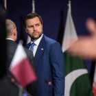 Vance, observa antes de una reunión cuadrilateral entre Estados Unidos, Irán, Pakistán y Qatar en el complejo hotelero de lujo Burgenstock