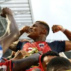 El delantero Cabo Verde Helio Varela celebra con sus compañeros tras marcar el segundo gol de su equipo durante el partido de fútbol del Grupo H del Mundial de 2026 entre Uruguay y Cabo Verde, disputado en el Miami Stadium de Miami Gardens el 21 de junio de 2026.  (Foto de CHANDAN KHANNA / AFP)