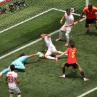 El portero iraní, Alireza Beiranvand, realiza una parada durante el partido de fútbol del Grupo G del Mundial de 2026 entre Bélgica e Irán, disputado en el Estadio de Los Ángeles, en Inglewood, el 21 de junio de 2026.  (Foto de Etienne Laurent / AFP)
