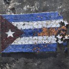 Un mosaico de la bandera cubana deshecha por el tiempo (Archivo)