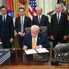 rump, firma una orden ejecutiva sobre computación cuántica en el Despacho Oval de la Casa Blanca