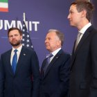 El vicepresidente JD Vance (izquierda), espera, junto al enviado especial del presidente, Steve Witkoff (centro), y al yerno de Trump, Jared Kushner, para reunirse con el primer ministro de Pakistán, Shehbaz Sharif (no aparece en la imagen), en el complejo hotelero de lujo Burgenstock, con vistas al lago de Lucerna, Suiza, el 21 de junio de 2026, antes de las conversaciones de alto nivel destinadas a impulsar un acuerdo para poner fin al conflicto de Oriente Medio. Estaba previsto que el 21 de junio de 2026 diera comienzo una nueva ronda de negociaciones sobre la guerra de Oriente Medio, con la llegada de los negociadores iraníes a la ciudad suiza anfitriona.