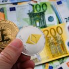 Ilustración de monedas de Bitcoin y Ethereum frente a diversos billetes de euro (Archivo)