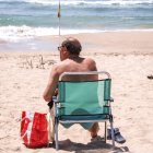 Una persona tomando el sol en la playa (Archivo)