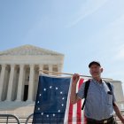 Un hombre durante una protesta frente a la Corte Suprema por temas de inmigración (Archivo)