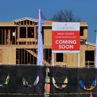 En Alhambra, California, el 19 de marzo de 2026, se puede observar una casa nueva en construcción.