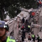 Los equipos de rescate evacuan a una persona herida de un edificio derrumbado tras un terremoto en Caracas