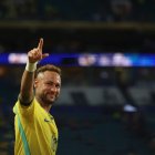 Neymar al final del partido contra Escocia