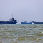buques anclados en Bandar Abbas, a lo largo del estrecho de Ormuz