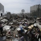 Habitantes locales caminan entre los escombros tras el doble terremoto que sacudió Caraballeda, estado de La Guaira, a unos 40 km al noreste de Caracas, el 25 de junio de 2026.