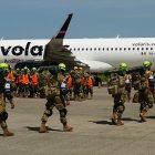 Soldados salvadoreños se preparan para abordar un avión con destino a Venezuela