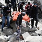 Los voluntarios rescatan cuerpos atrapados entre los escombros tras el terremoto en Venezuela