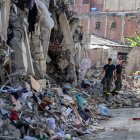 Miembros del 7.º Regimiento Francés de Entrenamiento e Intervención en Seguridad Civil realizan un reconocimiento en un edificio dañado en Catia La Mar, estado de La Guaira, Venezuela, el 29 de junio de 2026.