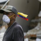 Voluntarios y residentes buscan supervivientes entre los escombros de edificios derrumbados en Caraballeda, estado de La Guaira, Venezuela.