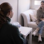 A female patient in a therapy session with her therapist (Files)