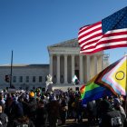 El 4 de diciembre de 2024 se celebran manifestaciones frente al Tribunal Supremo mientras este examina un caso sobre la atención sanitaria de reafirmación de género para menores transgénero en Washington, D.C. El Tribunal está celebrando las vistas orales del caso Estados Unidos contra Skirmetti, que impugna la prohibición de Tennessee sobre la atención sanitaria transgénero para menores. La sentencia podría afectar a los 26 estados que tipifican como delito la atención sanitaria de reafirmación de género para menores.