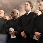 Los magistrados de SCOTUS Samuel Alito Jr., Clarence Thomas y Brett Kavanaugh, junto con el presidente del tribunal, John Roberts