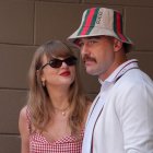 La cantante y compositora estadounidense Taylor Swift y el jugador de fútbol americano de la NFL Travis Kelce