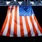 Se ve la bandera de EE. UU. durante el XVIII Congreso Económico Europeo, celebrado en el Centro Internacional de Congresos de Katowice (Polonia) el 22 de abril de 2026.